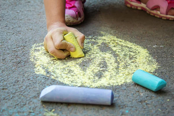 Enfant Dessine Craie Sur Trottoir Concentration Sélective — Photo