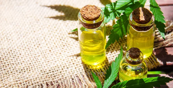 Extrato de cannabis óleo essencial em uma pequena garrafa. Foco seletivo. — Fotografia de Stock