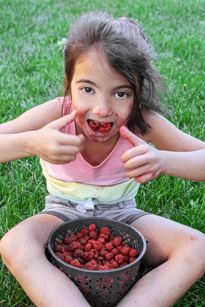 Kind Met Frambozen Zijn Handen Selectieve Focus Food — Stockfoto