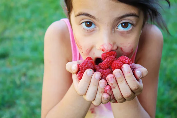 Μωρό Τρώει Σμέουρα Επιλεκτική Εστίαση Food — Φωτογραφία Αρχείου