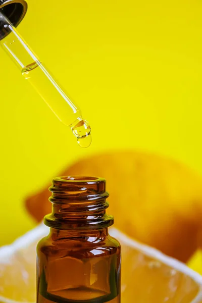 Ätherisches Zitronenöl Auf Gelbem Hintergrund Selektiver Fokus — Stockfoto