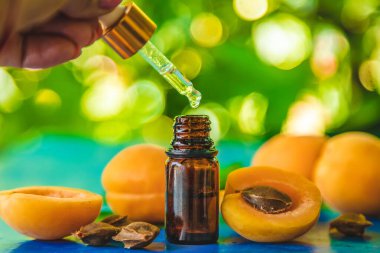 Şişedeki kayısı çekirdeği yağı. Seçici odaklanma. Doğa.