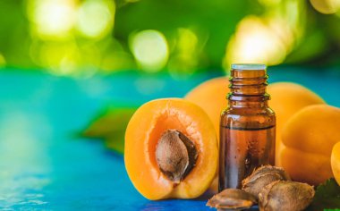 Şişedeki kayısı çekirdeği yağı. Seçici odaklanma. Doğa.