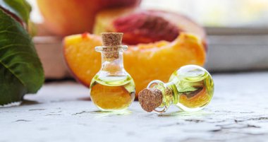 Şişedeki şeftali tohumu yağı. Seçici odaklanma. Yemek