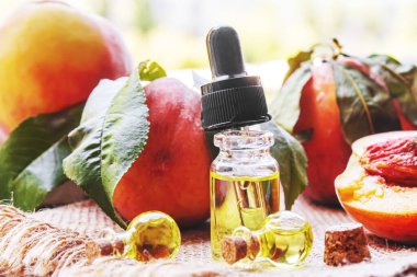 Şişedeki şeftali tohumu yağı. Seçici odaklanma. Yemek