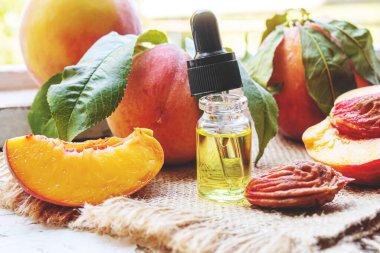 Şişedeki şeftali tohumu yağı. Seçici odaklanma. Yemek