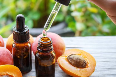 Şişedeki kayısı çekirdeği yağı. Seçici odaklanma. Doğa.