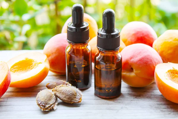 Şişedeki kayısı çekirdeği yağı. Seçici odaklanma. Doğa.