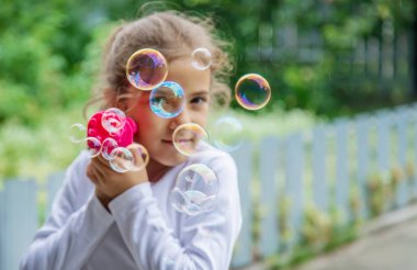 Çocuk sabun köpüğüyle oynuyor. Seçici odaklanma.