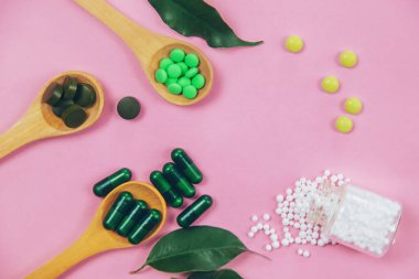 Bitkilerle birlikte Homeopati hapları. Seçici odaklanma. Doğa