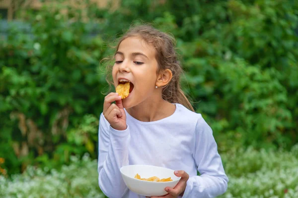 Een Kind Eet Chips Straat Selectieve Focus Food — Stockfoto