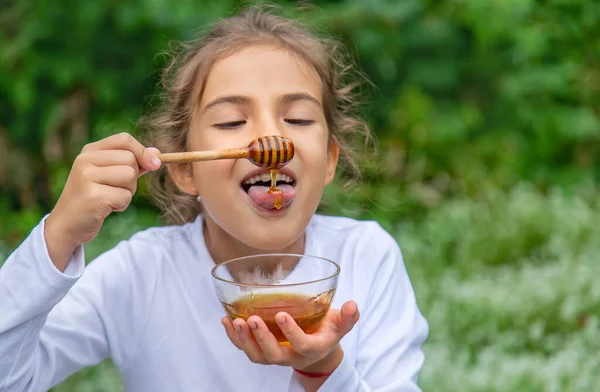 Het Kind Eet Honing Selectieve Aandachtsgebieden — Stockfoto