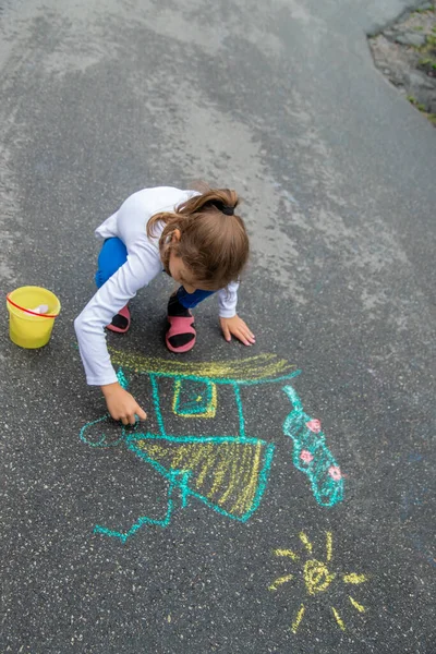 Das Kind Zeichnet Mit Kreide Auf Den Asphalt Selektiver Fokus — Stockfoto