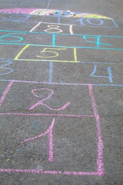 Kaldırımda zıplayan çocuk klasikleri. Seçici odaklanma. Çocuk