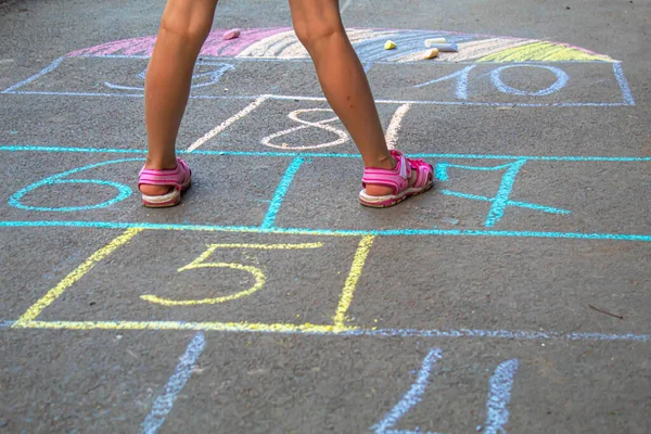 Enfant Sautant Classiques Sur Trottoir Concentration Sélective Enfant — Photo