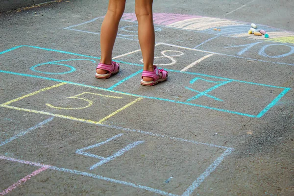 Дети Прыгают Классикой Тротуару Избирательный Фокус — стоковое фото