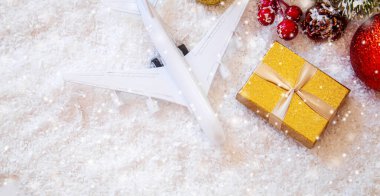 Noel için seyahat. Yılbaşı süslü uçak. Yeni yıla odaklan. Tatiller.