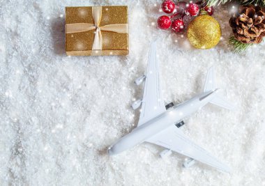 Noel için seyahat. Yılbaşı süslü uçak. Yeni yıla odaklan. Tatiller.