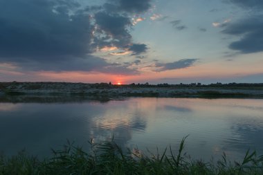 Günbatımı Nehri üzerinde. Ukrayna.