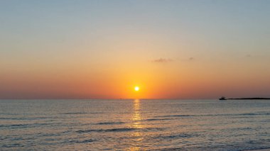 Akdeniz 'de gün doğumu. La Manga Del Mar Menor. İspanya.