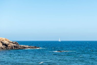 Yelkenli denizde yüzer.