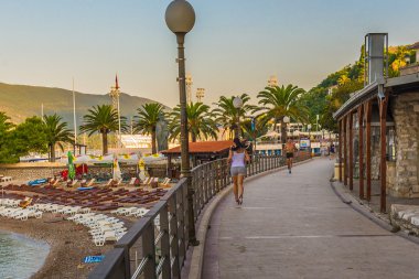 sabah ve koşma. Karadağ, herceg novi, Ağustos 2014 yılında.