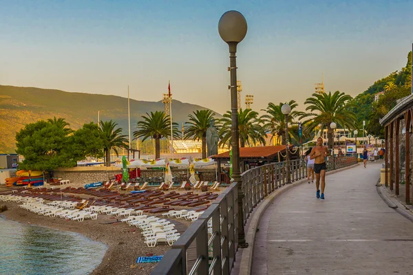 sabah ve koşma. Karadağ, herceg novi, Ağustos 2014 yılında.