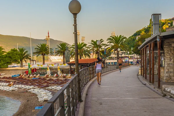 De manhã e a correr. Montenegro, Herceg Novi, em agosto de 2014 . — Fotografia de Stock