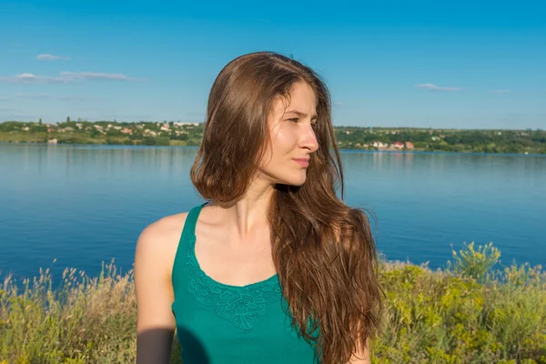 A rapariga na margem do rio. Junho de 2014 — Fotografia de Stock