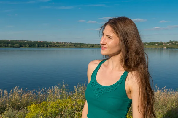 La chica a orillas del río. Junio de 2014 —  Fotos de Stock