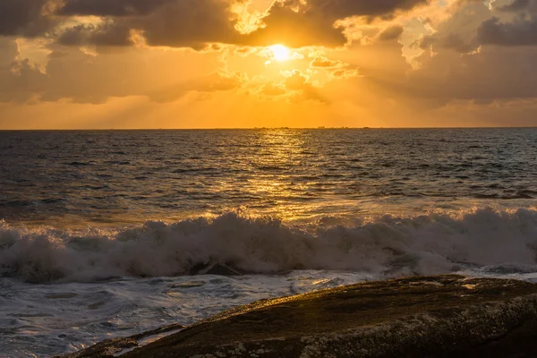 Auringonlasku Atlantin valtamerellä. — kuvapankkivalokuva