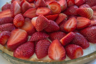 Çilek ve peynirli kek