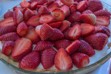 Çilek ve peynirli kek