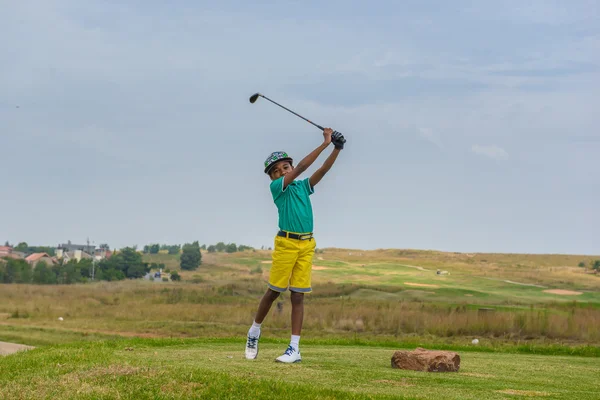 Boy playing golf. South Africa. — Stock Photo, Image