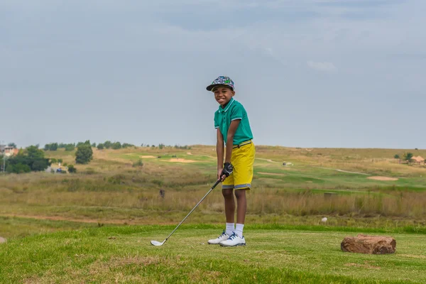 Çocuk Golf oynuyor. Güney Afrika.