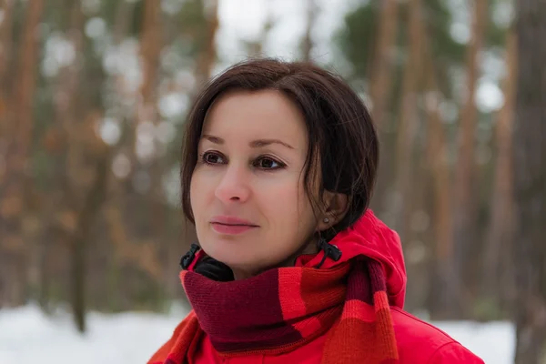 Una mujer en un bosque nevado. Dnepropetrovsk. Ucraniana . — Foto de Stock