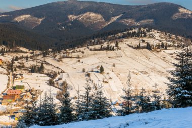 Dağlar Karpatlar kışın köyde. Ukrayna.