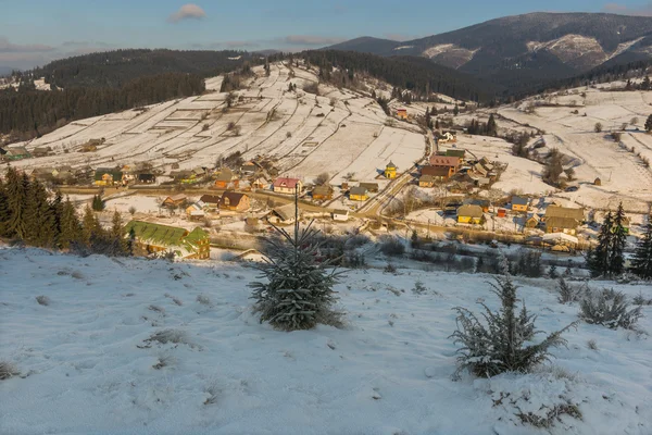Pueblo en las montañas Cárpatos en invierno. Ucrania . — Foto de Stock