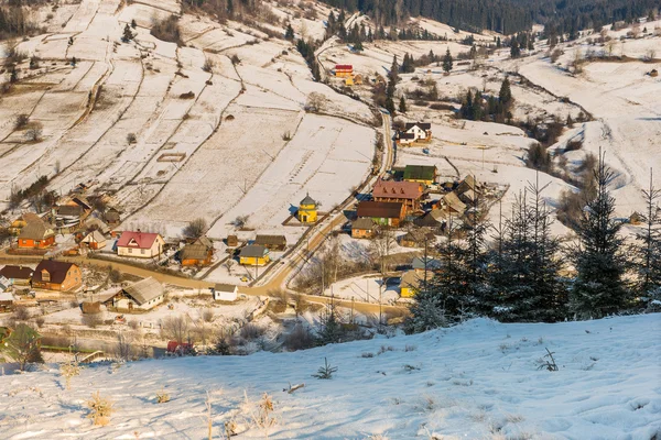 Pueblo en las montañas Cárpatos en invierno. Ucrania . — Foto de Stock