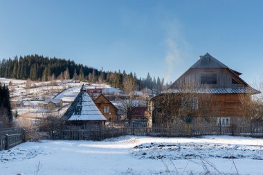 Dağlar Karpatlar kışın köyde. Ukrayna.
