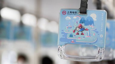 Şangay, Çin: 29 Ağustos 2020: tramvayda, trende, otobüste veya metroda şeffaf kulp. Shanghai Metro Simgesi ve logosu ile Shanghai Metro 'da şeffaf kullanım.. 