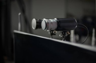 Büyük ekranlı bir bilgisayarda canlı yayın kameraları. Sistem canlı yayın video konferansları ve çevrimiçi sınıflar için etkili ve hatasız çözümler sunar. 