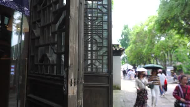 Suzhou China September 2021 Jonge Chinezen Wandelen Drukke Traditionele Suzhou — Stockvideo