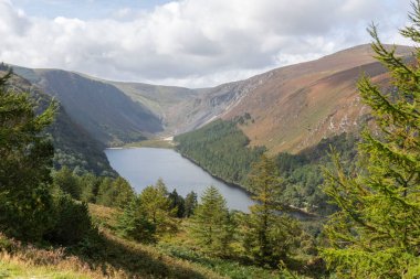 Wicklow, İrlanda 'da Glendalough göl manzarası.