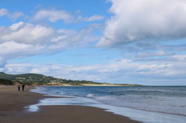 Malahide, Dublin, İrlanda 'da bir deresi olan güzel kumsal.