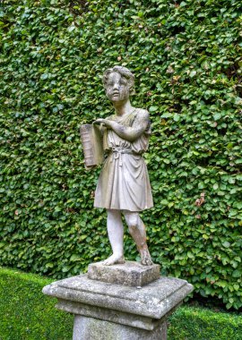 Parkta kitabı olan bir çocuk heykeli..