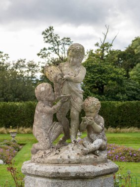 Bahçedeki üç çocuğun heykel kompozisyonu