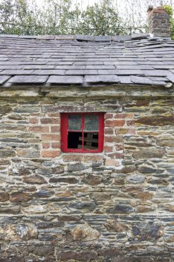 Köyde eski bir taş evde küçük bir pencere.