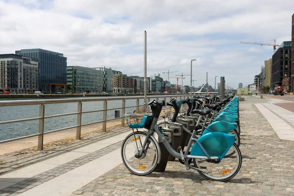 Limandaki Dublinbike terminali. Dublin bisiklet istasyonu. İrlanda