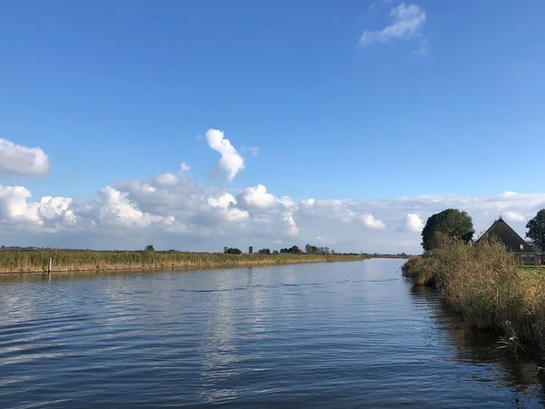 秋季在荷兰弗里斯兰加斯特迈耶周围的运河 — 图库照片